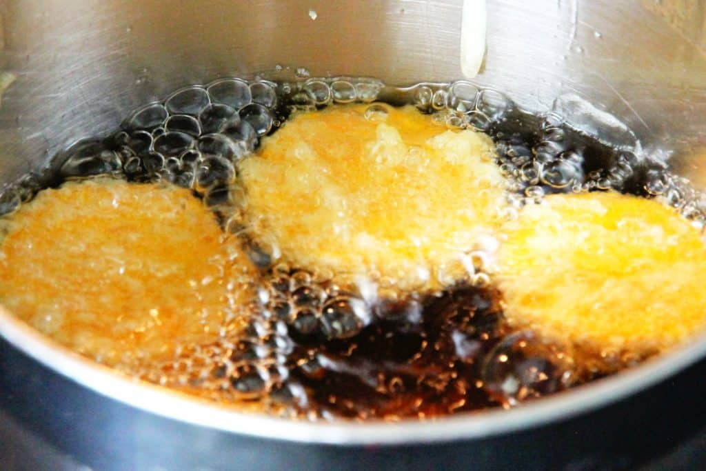 Tempura Süßkartoffel frittieren in heißem Sesamöl