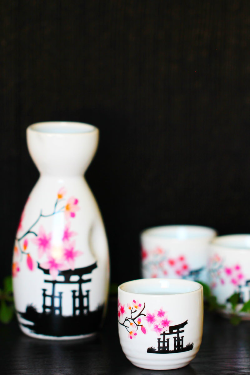 Zu sehen ist eine typisch japanische Karaffe für Nihonshu, zusammen mit einigen passenden Bechern.