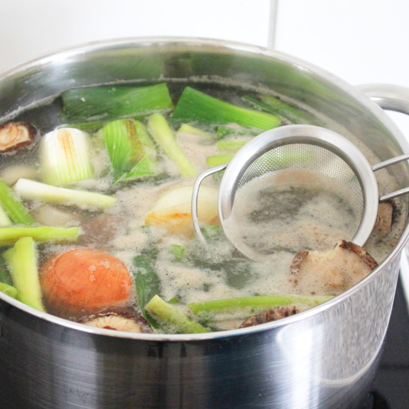Tonkotsu Schritt 6 Schaum abschöpfen