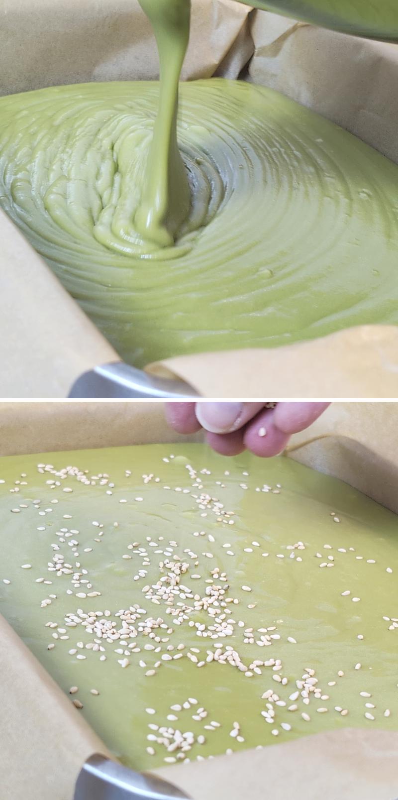 Matcha Butter Mochi Schritt 7 Teig in Form füllen und mit Sesam bestreuen