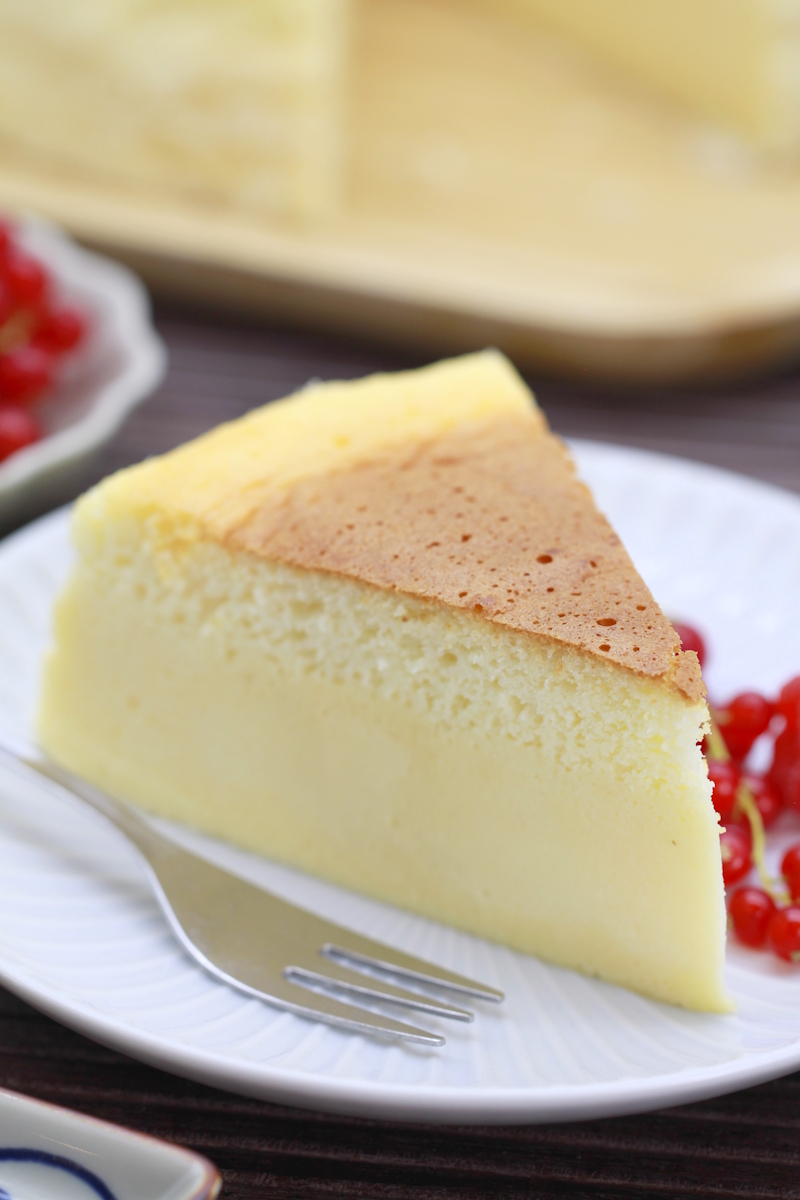 Japanischer Cheesecake mit Beeren