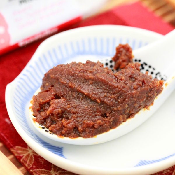 Sendai Spezielle Miso Paste dunkel auf Löffel