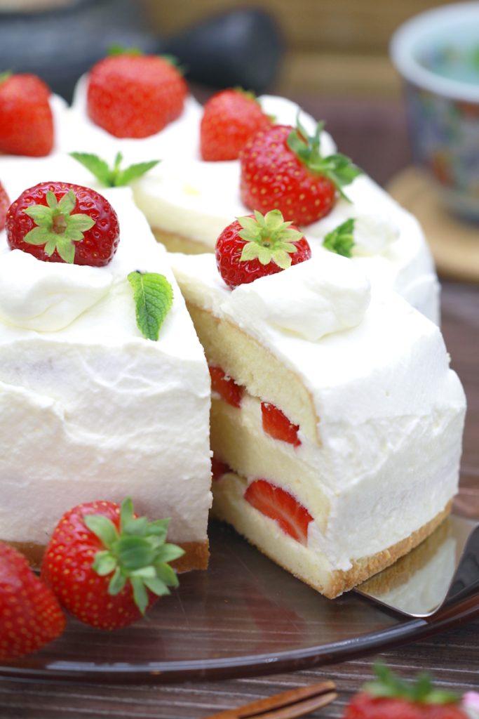 Japanese Strawberry Shortcake mit luftigem Biskuit und Erdbeeren Rezeptbild