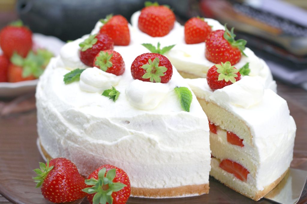 Japanische Erdbeertorte mit Biskuit, Sahne und frischen Erdbeeren Titelbild