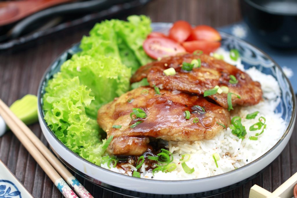Saftiges Teriyaki Hähnchen mit glänzender Teriyaki-Glasur